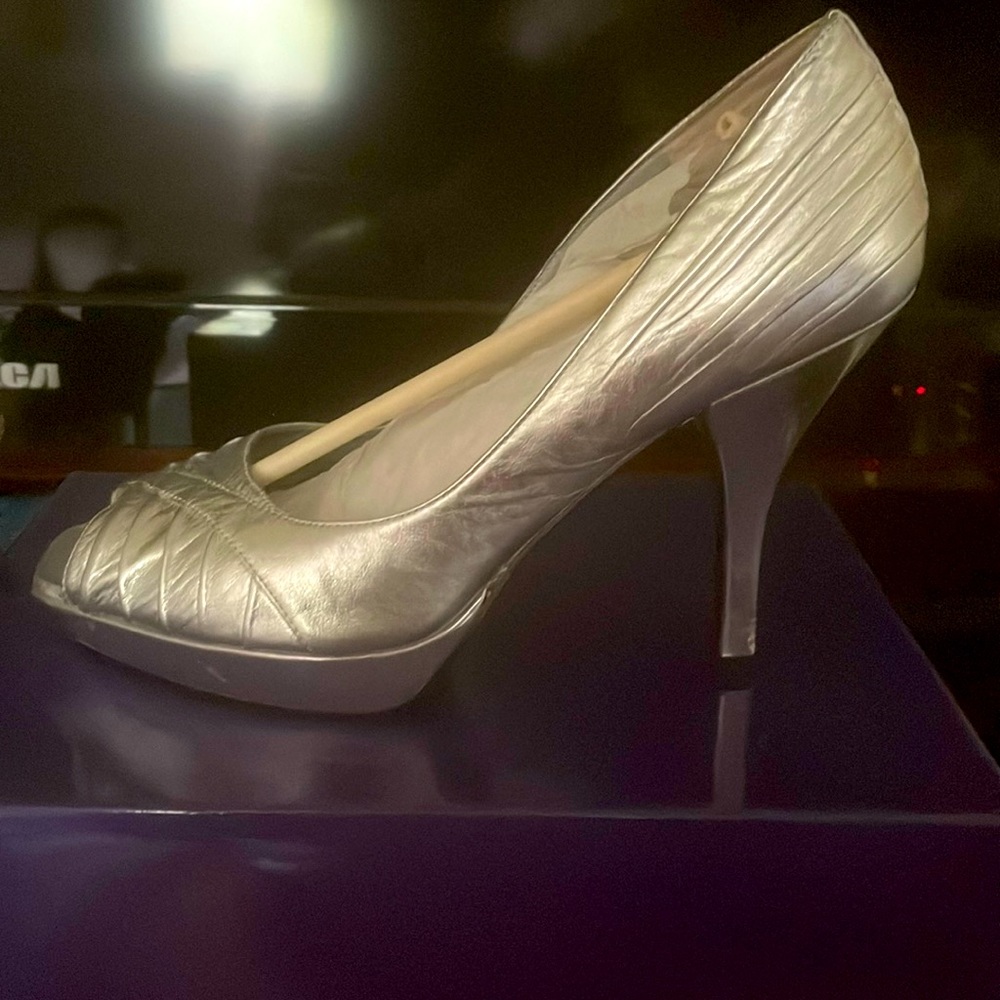 GUESS SILVER PUMP